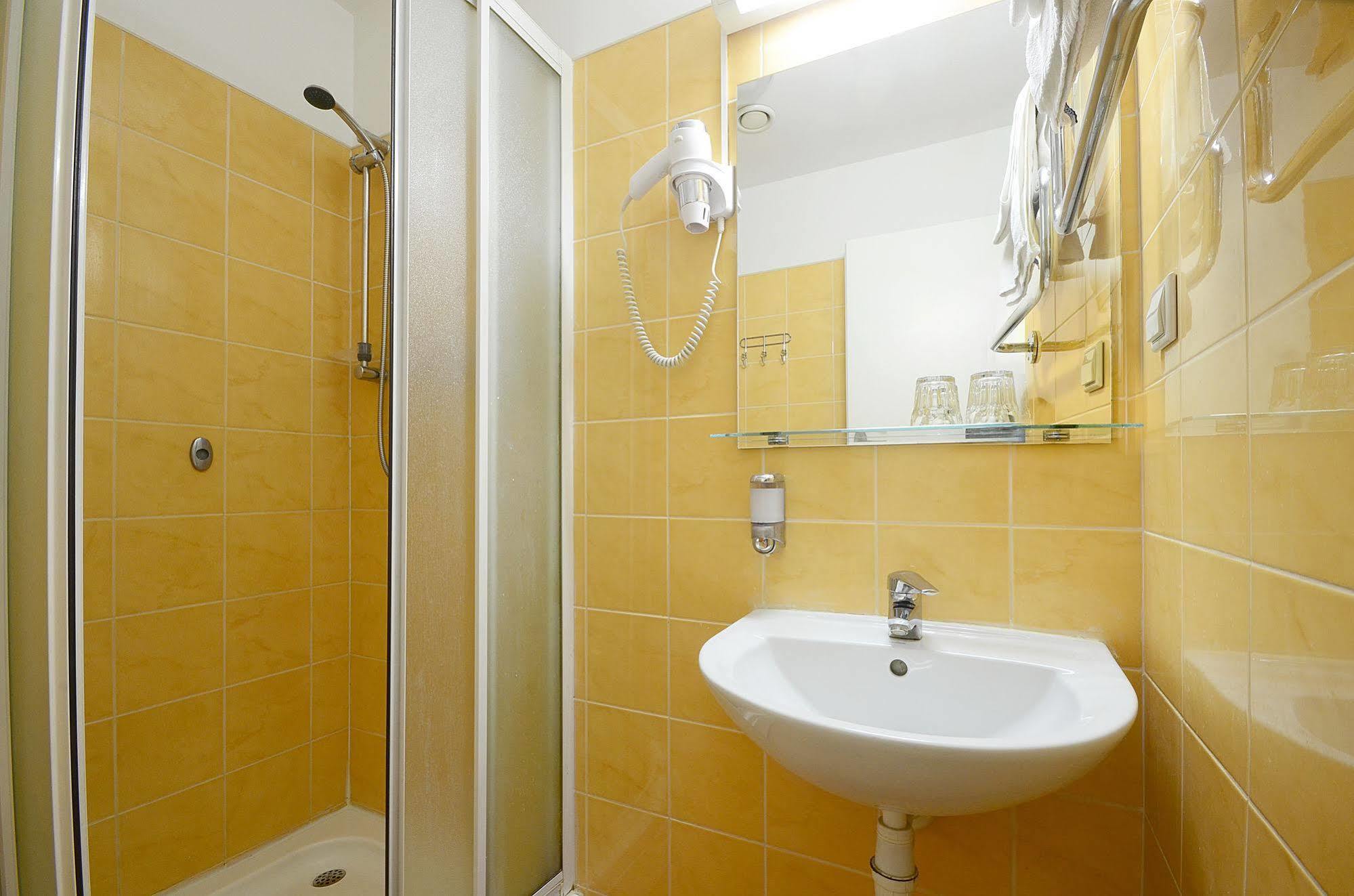 Hotel Abc Airport Рига Екстериор снимка